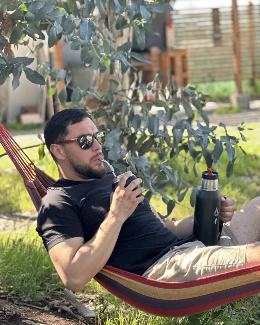 Descanso en hamaca entre eucaliptos