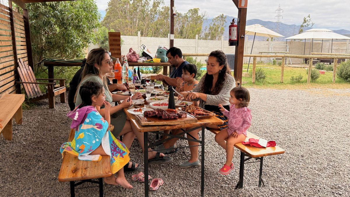 Familia compartiendo en el quincho